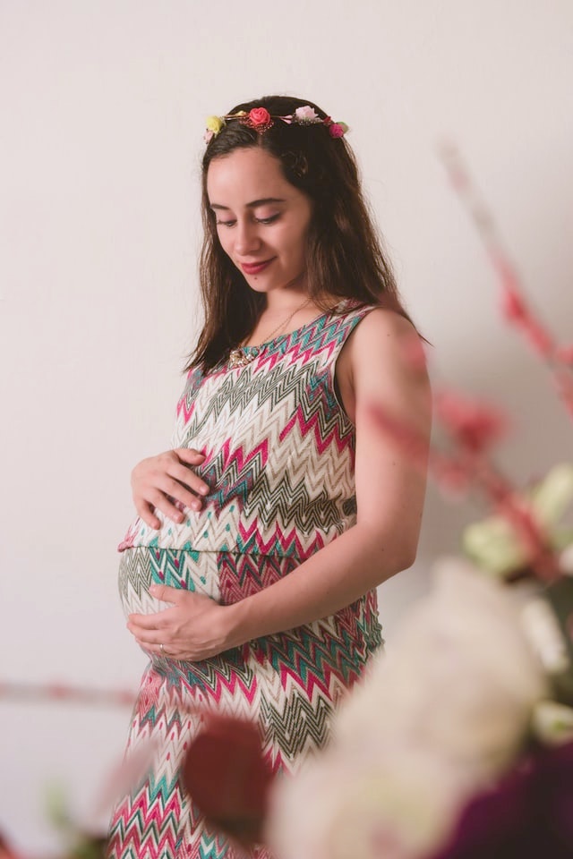 Schwangere Frau von Itzel Gonzalez Lara auf unsplash - lizenzfrei
